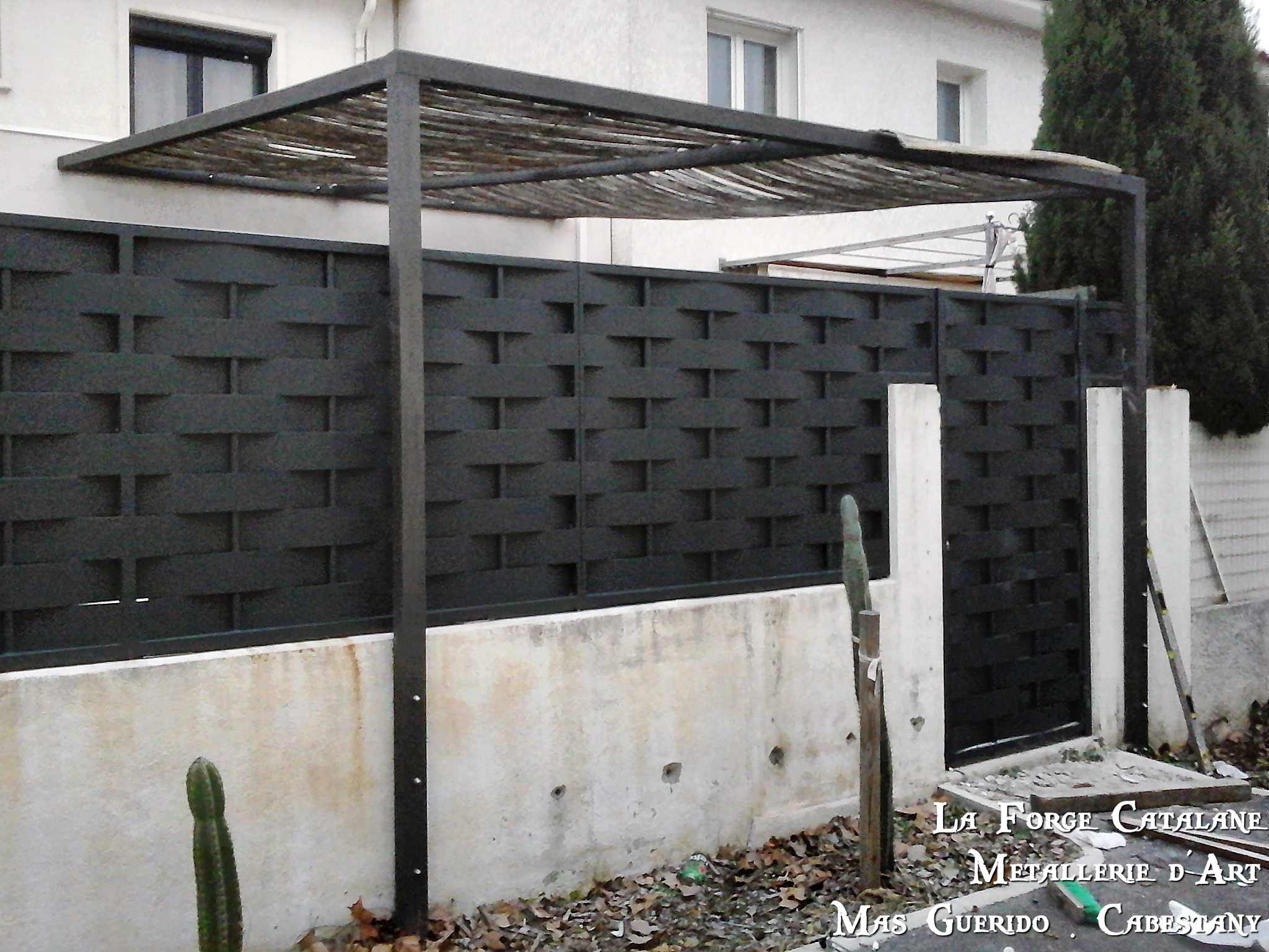 cloture lame tole tressees effet vannerie avec tubes portillon forge catalane.jpg